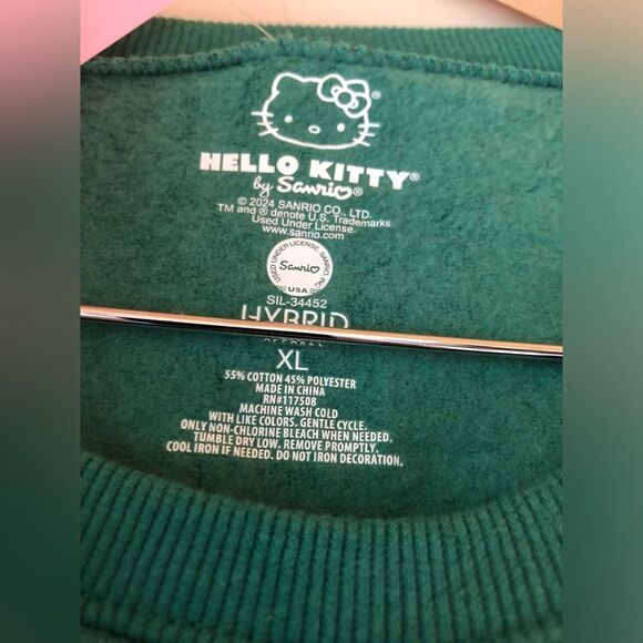 📳 Hello Kitty | NEW Cropped Sweater - Picture 2 of 3